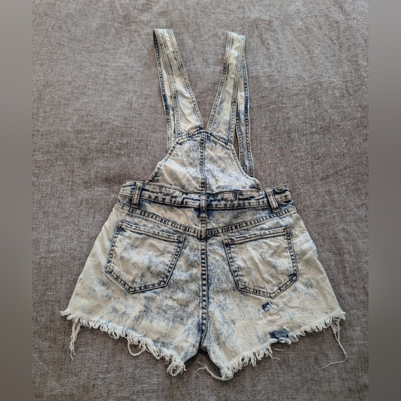 Forever 21 Distressed Denim Jean Overall Shorts Acid Wash Size S - Picture 2 of 6